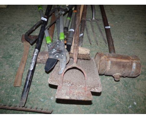 Qty of mixed garden tools