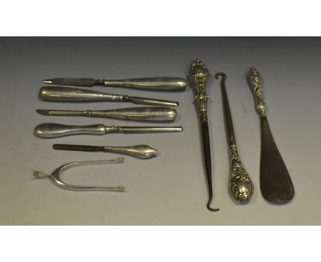 Silver - a pair of James Swann & Co wishbone sugar bows,  Birmingham 1922; silver hafted shoe horn by L Spiers, Birmingham 18