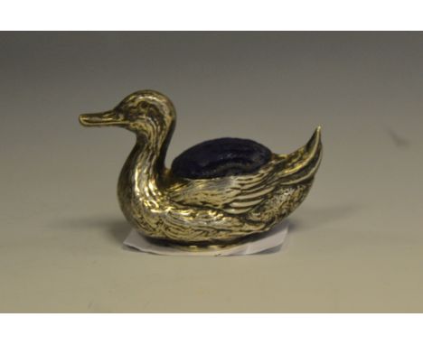 An Edwardian silver pin cushion, as a Duck by C&N, Birmingham 1946, 17.2g gross