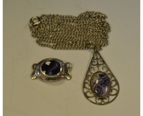 A Blue John and silver coloured metal pierced tear drop pendent, on a chain; a Blue John set bracelet link (2) 