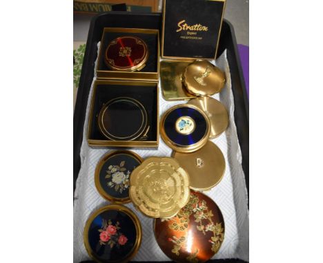 Eleven vintage compacts, including statue of Liberty compact and one having fuchsia decoration.
&nbsp;
one void of mirror, on