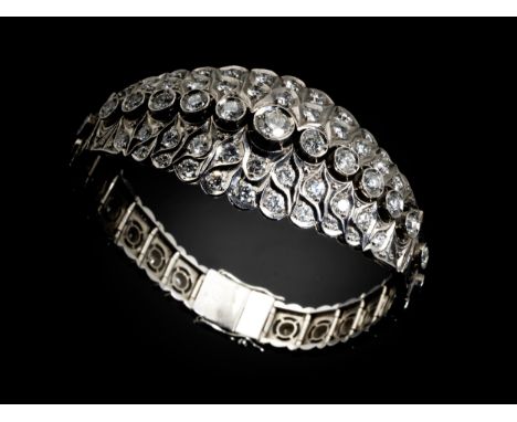 BrillantarmbandLänge: ca. 20,5 cm. Breite mittig: ca. 2,9 cm. Gewicht: ca. 49,7 g. 14kt. Weißgold.Dekoratives Vintage-Armband