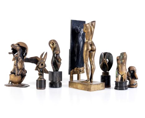Konvolut von sieben KleinbronzenMaximale Höhe: 35,2 cm.20. Jahrhundert.Bronze, gegossen, patiniert und gesockelt. Amorphe und