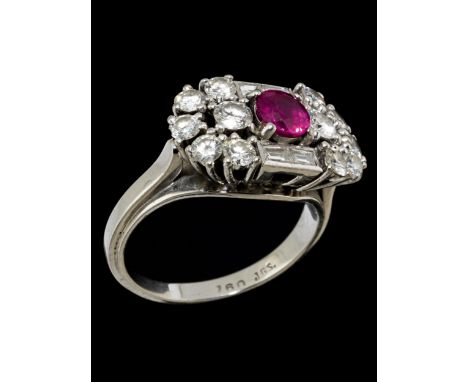 Rubin-DiamantringRingweite: 50. Gewicht: ca. 5,8 g. 18kt. Weißgold.Dekorativer querovaler Ring zentral besetzt mit einem rund