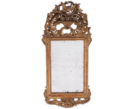 Louis XV-SpiegelHöhe: 106 cm. Breite: 46 cm.Wohl Bayreuth, um 1750.In Weichholz gearbeiteter hochrechteckiger profilierter Ra