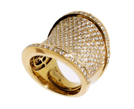 Breiter BrillantringRingkopflänge: ca. 2,1 cm. Ringweite: 48/49. Gewicht: ca. 19,3 cm. 18kt. Gelbgold.Extravaganter, breiter 