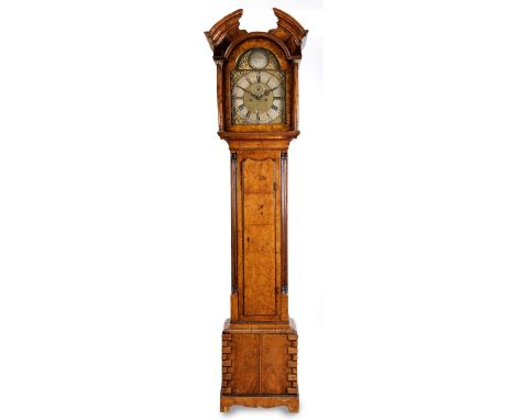 Langkasten-Standuhr George IIIHöhe: 215 cm.Breite: 53,5 cm. Tiefe: 28 cm.England, Ende 18. JahrhundertAus verschiedenen Hölze
