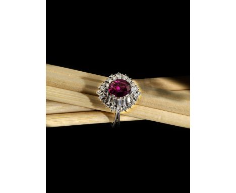 Rubin-DiamantringRingweite: 56. Gewicht: ca. 7,4 g. 18kt. Weißgold rhodiniert.Beigegeben ein Gutachten von Kaddick, Nr. 23010