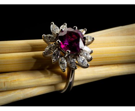 Rubin-Diamant-RingRingweite: 52. Durchmesser Ringkopf: ca. 1,7 cm. Gewicht: ca. 6,9 g. 18kt. Weißgold.Um 1980.Aparter florale