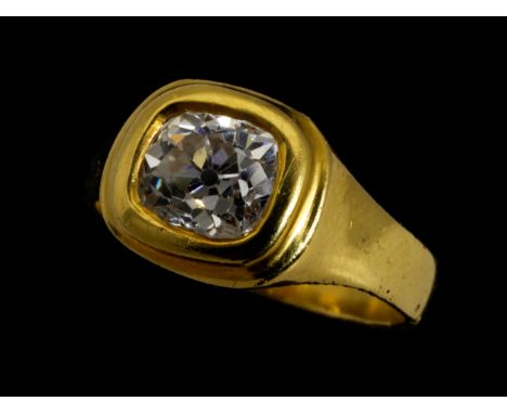 Diamant-SolitärringRingweite: 57. Ringkopfmaße: ca. 12 x 10 mm. Gewicht: ca. 8,6 g.22 kt. Gelbgold.Handgeschmiedeter gelbgold