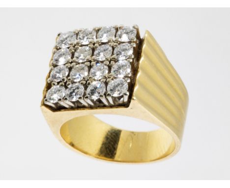 BrillantringRingweite: 54. Ringkopfbreite: ca. 1,4 cm. Gewicht: ca.11,6 g. 18kt. Gelb-und Weißgold.Signiert „TH“ für Theodor 
