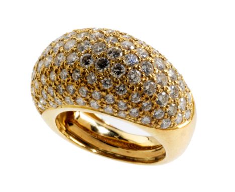 BrillantringRingweite: 46. Gewicht: ca. 16,1 g. 18kt. Gelbgold.Klassisch-eleganter Ring, die gewölbte Schauseite pavé besetzt