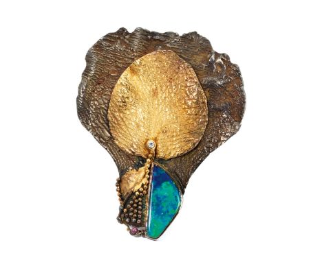 Designer-Brosche von Hans-Leo PetersMaße: ca. 7,7 x 6,3 cm. Gewicht: ca. 36 g. Silber und Gold 750.Deutschland 1984.Große, ha