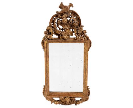 Louis XV-SpiegelHöhe: 102 cm. Breite: 45,5 cm.Vermutlich Bayreuth, um 1750.In Weichholz gearbeiteter hochrechteckiger Profilr