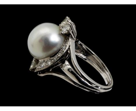 Perl-DiamantringRingweite: 51. Ringkopfmaß: ca. 1,8 x 1,5. Gewicht: ca. 8,1 g. 18kt. Weißgold.Moderner Ring mit feiner ovaler