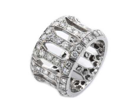 Brillantring von CartierRingweite: 55. Breite: ca. 14 mm. Gewicht: ca. 12 g. 18kt. Weißgold.Signiert „Cartier 806639“.Prächti