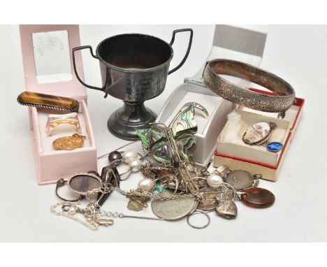 ASSORTED SILVER AND WHITE METAL JEWELLERY, to include a small silver trophy cup hallmarked  Birmingham, a silver hinged bangl