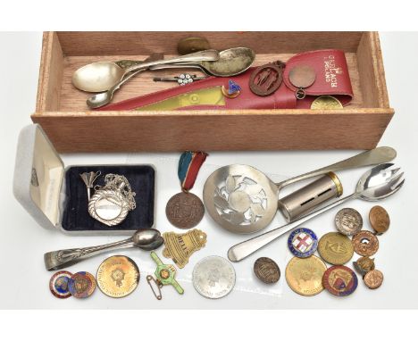 A SMALL WOODEN BOX WITH ITEMS, to include a single silver teaspoon, hallmarked Birmingham, a boxed silver scent bottle pendan