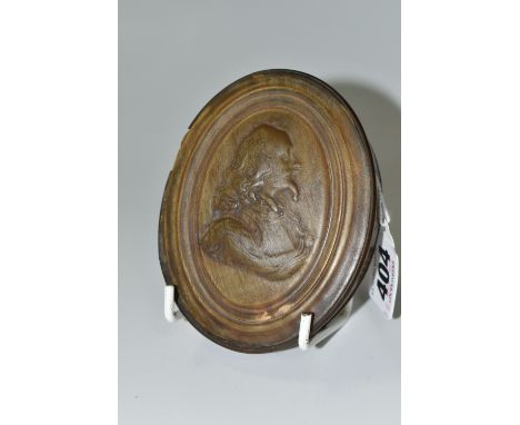 A 19TH CENTURY OVAL HORN SNUFF BOX, THE PULL OFF COVER WITH SIDE PROFILE PORTRAIT OF KING CHARLES I, oval 10.5cm x 8.5cm x de
