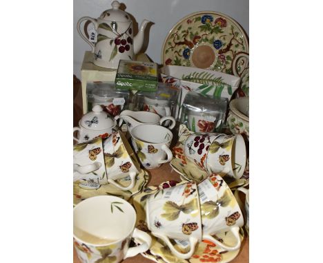 A GROUP OF CERAMICS, to include a seventeen piece Spode Fruit Haven tea set, including boxed teapot, three boxed Spode Floral