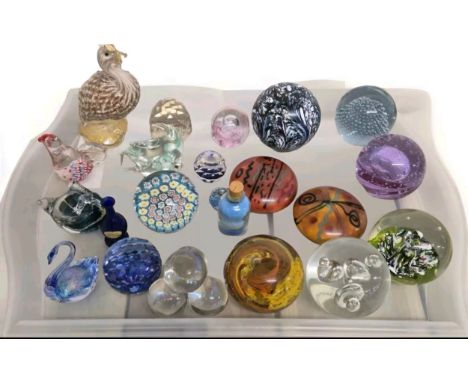 A tray of various paperweights; Caithness Kaleidoscope paperweight, art glass bird sculpture &amp; others