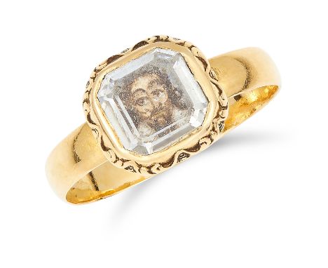 ANTIQUE STUART CRYSTAL MEMENTO PORTRAIT MINIATURE RING, 17TH CENTURY in yellow gold, set with a portrait of Charles I beneath