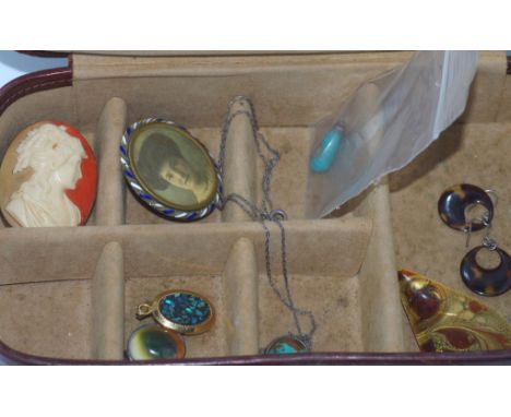 Two pairs of vintage earrings with brooches and pendants (opal chip and operculum)  in a leather jewellery box