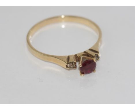 9ct gold and ruby ring weight: 2 grams, size: S/9