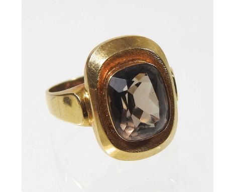 An 18 carat gold quartz dress ring, stamped 750, 4.5g, size O