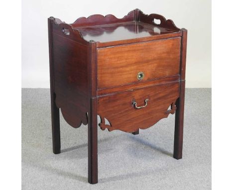 A George III mahogany tray top commode, on square moulded legs61w x 48d x 82h cm
