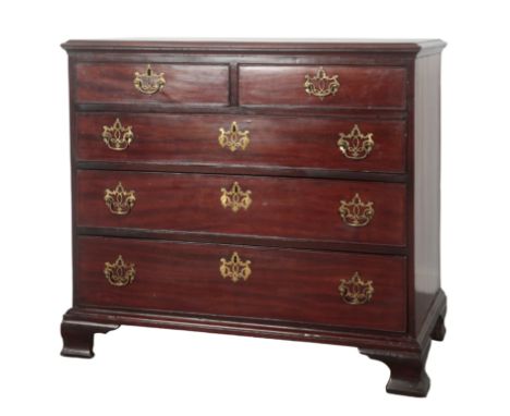 A GEORGE III MAHOGANY CHEST OF DRAWERS with two short and three long graduated drawers, on ogee bracket feet, 80cm high x 89c