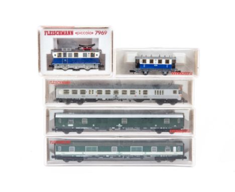 9 N gauge locomotives and coaches by Fleischmann and Minitrix. A Swiss SBB-CFF Bo-Bo electric locomotive RB1435 in dark green