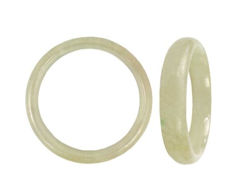 A Chinese celadon jade bangle. Inner diameter 6cm, outer diameter 7.5cm, weight 55.48g.