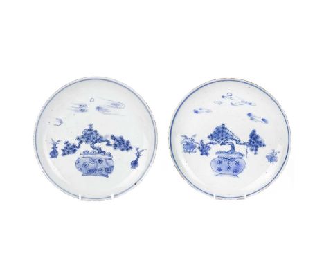 A pair of Chinese blue and white porcelain plates, 17th/18th century,. Decorated with pine trees in bonsai style, diameter 21