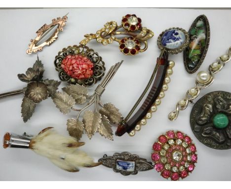 Mixed costume jewellery brooches. P&amp;P Group 1 (£14+VAT for the first lot and £1+VAT for subsequent lots) 