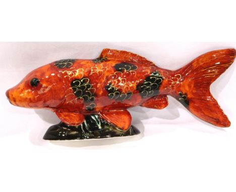 Anita Harris Koi Carp, signed in gold, L: 33 cm. No cracks, chips or visible restoration. P&amp;P Group 3 (£25+VAT for the fi