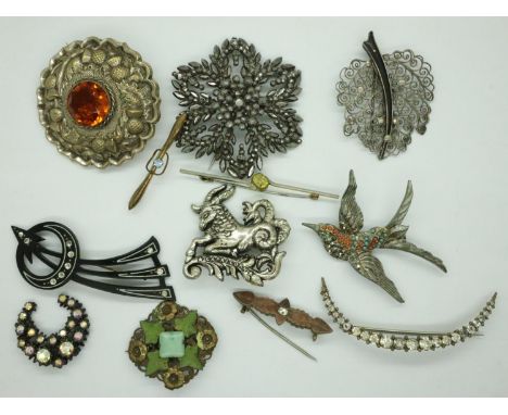 Mixed costume jewellery brooches. P&amp;P Group 1 (£14+VAT for the first lot and £1+VAT for subsequent lots) 