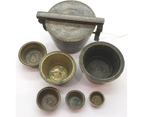 Cased set of metal bell weights, (imperial). P&amp;P Group 1 (£14+VAT for the first lot and £1+VAT for subsequent lots) 