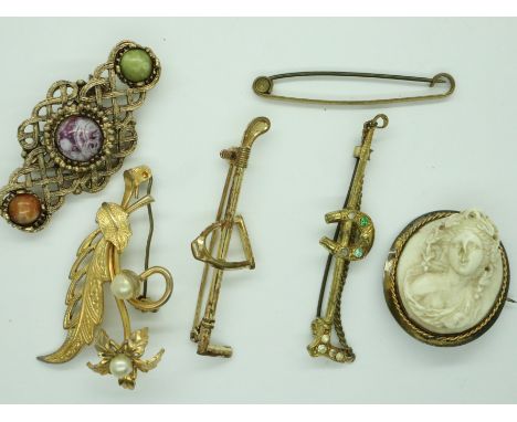 Mixed yellow metal costume jewellery including a Scottish hardstone brooch. P&amp;P Group 1 (£14+VAT for the first lot and £1