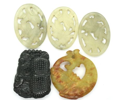 Five mixed soapstone and jade items. P&amp;P Group 1 (£14+VAT for the first lot and £1+VAT for subsequent lots) 