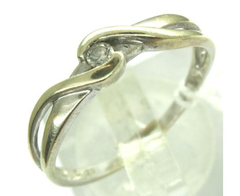 9ct gold white solitaire ring, size R, 2.0g. P&amp;P Group 1 (£14+VAT for the first lot and £1+VAT for subsequent lots) 