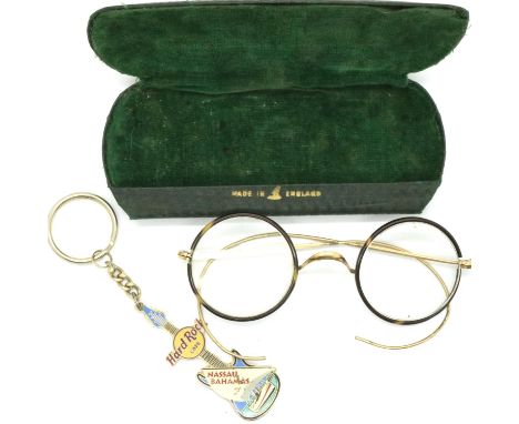 Pair of Victorian yellow metal and horn rimmed spectacles. P&amp;P Group 1 (£14+VAT for the first lot and £1+VAT for subseque