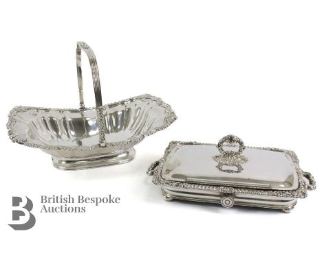 Good quality Old Sheffield silver plate fruit basket, stamped with the 8-arrow mark for T &amp; J Creswick circa 1811. The ba