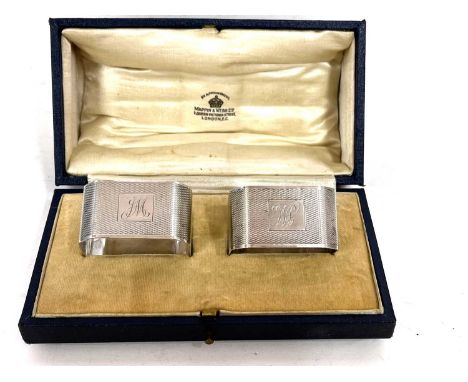 Cased pair of Art Deco silver serviette rings with engine turned decoration around initialled cartouches, Birmingham 1932, ma