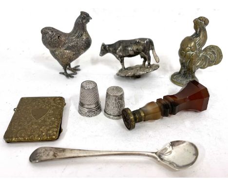 Mixed Lot: A Victorian banded agate seal, an 925 marked cockerel (a/f), a Georgian mustard spoon, one hallmarked silver thimb