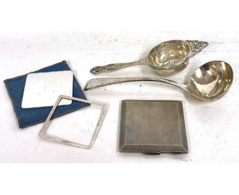 Mixed Lot: A hallmarked silver compact, engine turned detail, Birmingham 1947, a George VI silver tea strainer, Birmingham 19