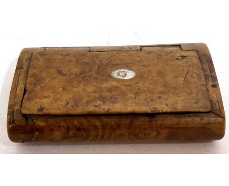  A vintage burr wood snuff box of rectangular form concealed hinged top lifting lid, 6.5 x 4 cm