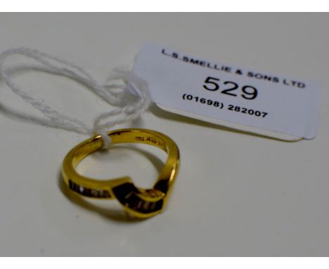 18 CARAT GOLD DIAMOND RING - APPROXIMATELY 0.8 CARATS IN TOTAL     