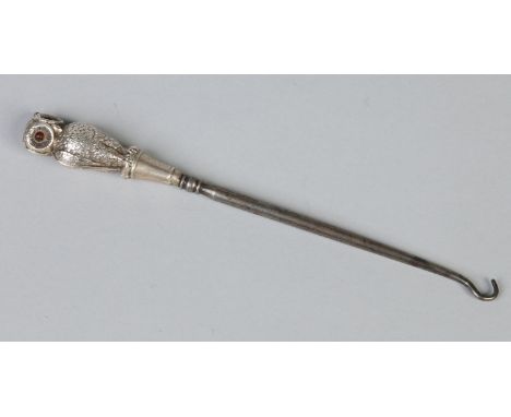 An Edwardian silver handled button hook by Henry Williamson Ltd. The handle formed as a pair of owls back to back with inset 