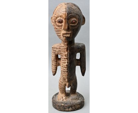 Männliche Figur, D. R. Kongo, Metoko/ Mbole-StilIn stehender Haltung, die Figur optisch in zwei Hälften geteilt durch horizon